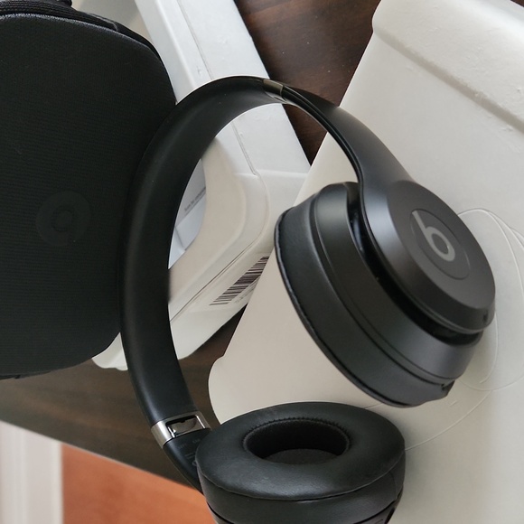 Beats by Dre Black Over-Ear Headphones - Picture 1 of 4
